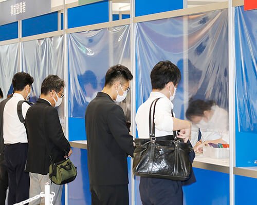 飛沫防止対策を施した受付